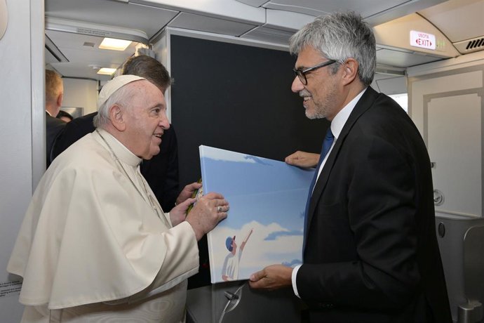 03 November 2022, Italy, Rome: Pope Francis (L) talks with Fabio Maria Lazzerini, managing director of Ita Airways, on the flight to Bahrain. Francis begins a four-day trip to Bahrain. Photo: Alfredo Falcone/LaPresse via ZUMA Press/dpa