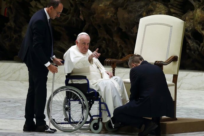 Archivo - 24 August 2022, Vatican, Vatican City: Pope Francis (C)arrives to attend his weekly general audience in St. Paul Hall at the Vatican. Photo: Evandro Inetti/ZUMA Press Wire/dpa