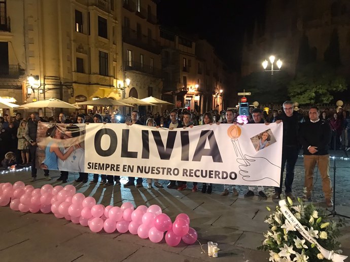 Concentración en la plaza Mayor de Segovia en repulsa al presunto asesinato de Olivia.
