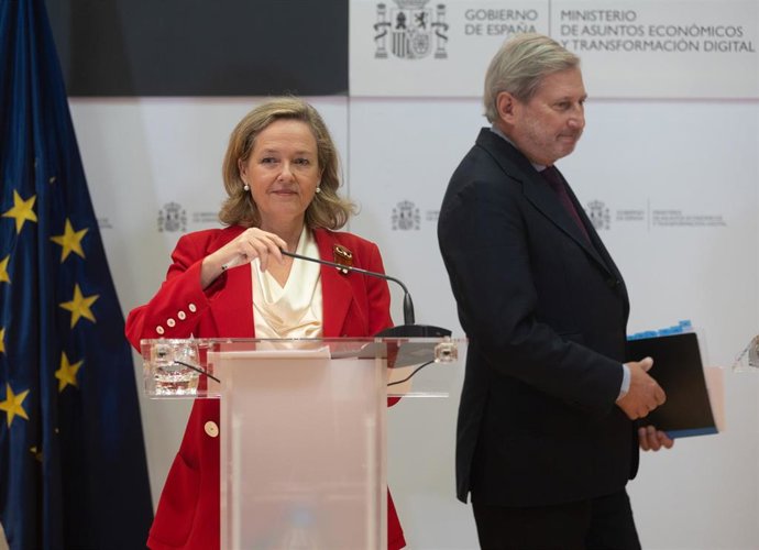 La vicepresidenta primera y ministra de Asuntos Económicos y Transformación Digital, Nadia Calviño, realiza declaraciones tras  reunirse con el comisario europeo de Presupuesto y Administración, Johannes Hahn, en la sede del Ministerio.