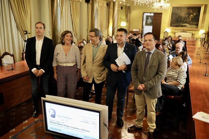Autoridades en la inauguración del conferencias por el centenario del escritor Manuel Álvarez Ortega.