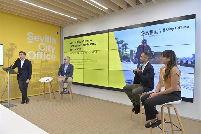 Presentación del encuentro 'Laboratorio urbano: cómo se mide la sostenibilidad del destino Sevilla' en el marco del Tourism Innovation Summit (TIS) de Sevilla.