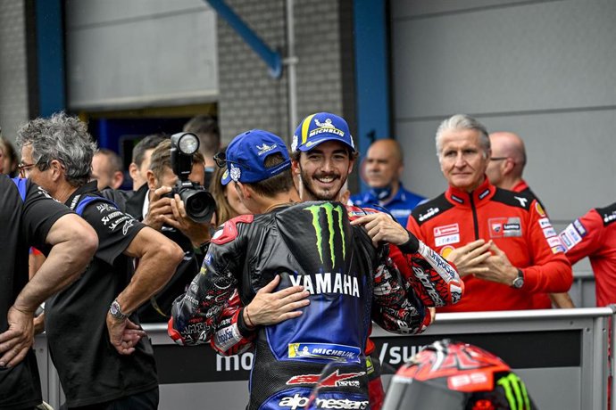Archivo - Fabio Quartararo abraza a Francesco Bagnaia tras el Gran Premio de los Países Bajos 2022