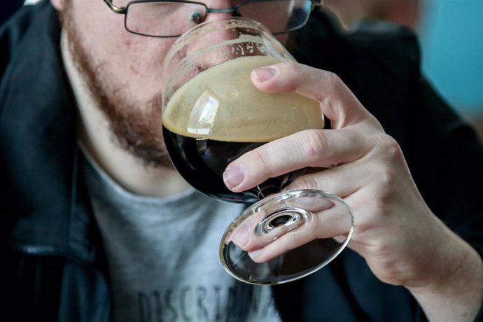 Archivo - Un hombre bebe una cerveza artesanal negra en Madrid