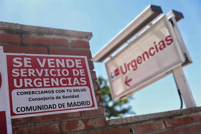 Archivo - Un cartel en el que se lee: 'Se vende servicio de urgencias' en el SUAP del Centro de Salud Mar Báltico