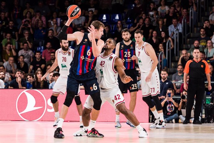 Jan Vesely of FC Barcelona in action against Kyle Hines of EA7 Emporio Armani Milan  during the Turkish Airlines EuroLeague match between FC Barcelona and EA7 Emporio Armani Milan  at Palau Blaugrana on October 28, 2022 in Barcelona, Spain.