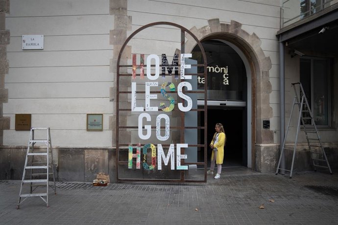 Imatge de l'obra 'Sense llar' dels artistes Daniel Cid, Francesc Pla i Eva Serrats en collaboració amb Arrels Fundació
