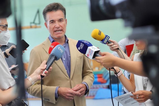 Archivo - El consejero municipal de Urbanismo y Equipamientos del Ayuntamiento de Zaragoza, Víctor Serrano