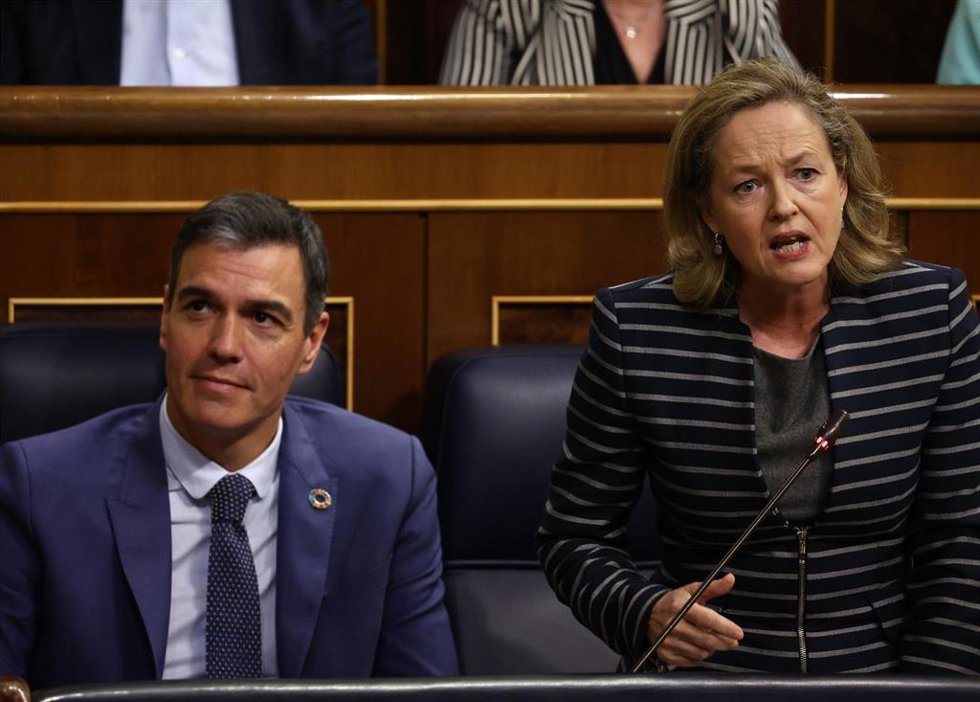 El presidente del Gobierno, Pedro Sánchez y la vicepresidenta primera y ministra de Asuntos Económicos y Transformación Digital, Nadia Calviño.