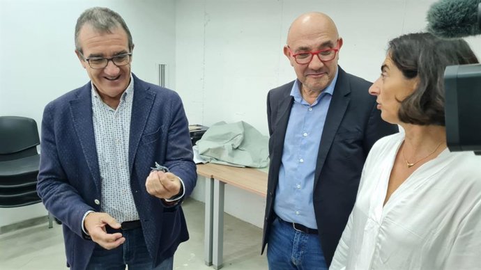 El conseller de Transición Energética, Sectores Productivos y Memoria Democrática , Juan Pedro Yllanes, el director general de Innovación, Eduardo Zúñiga, y la gerente del CentreBit Menorca, Carmen Crespo.