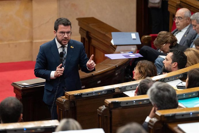 El presidente de la Generalitat, Pere Aragons, interviene durante una sesión de control en el Pleno del Parlament, a 19 de octubre de 2022, en Barcelona, Cataluña (España). Aragons y el Govern se enfrentarán a la sesión de control de los siete nuevos 
