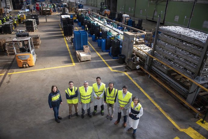 Lacalzada visita las instalaciones del grupo empresarial The Real Green Food en Autol