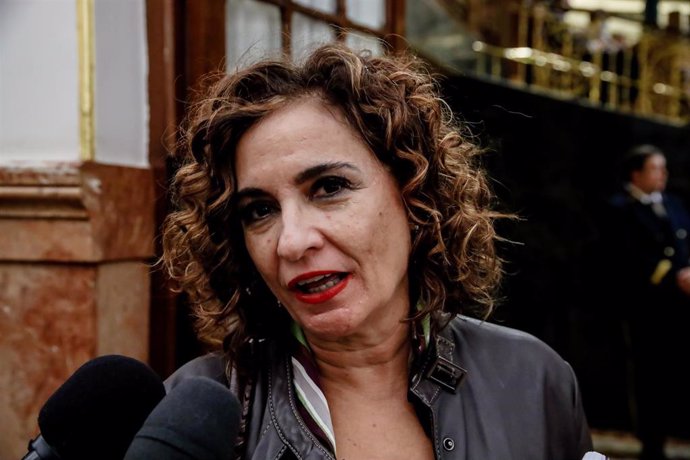 La ministra de Hacienda, María Jesús Montero, ofrece declaraciones a los medios, durante una sesión plenaria en el Congreso de los Diputados, a 3 de noviembre de 2022, en Madrid (España)