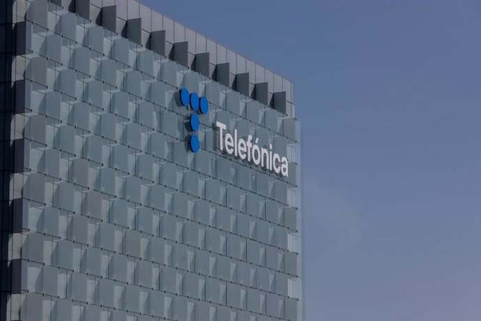 Archivo - Fachada de la sede de la multinacional española Telefónica