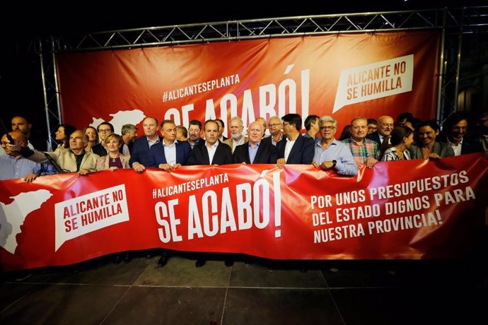 Empresarios, políticos y sociedad civil reinvindican que Alicante "no se humilla" frente a los PGE