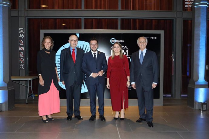 El presidente de la Generalitat, Pere Aragons, preside la Noche de los Ojos del mundo