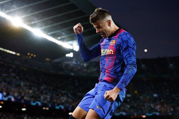 Archivo - 20 October 2021, Spain, Barcelona: Barcelona's Gerard Pique celebrates scoring his side's first goal during the UEFA Champions League Group E soccer match between FC Barcelona and FC Dynamo Kyiv at the Camp Nou Stadium. Photo: David Ramirez/DA