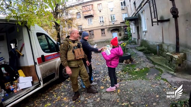 La Policía ucraniana ayuda a los habitantes de la ciudad de Marinka, en Donetsk