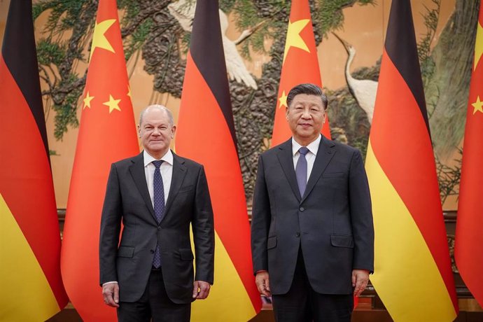  El presidente de China, Xi Jinping (d), recibe al canciller alemán Olaf Scholz en el Salón Este del Gran Salón del Pueblo