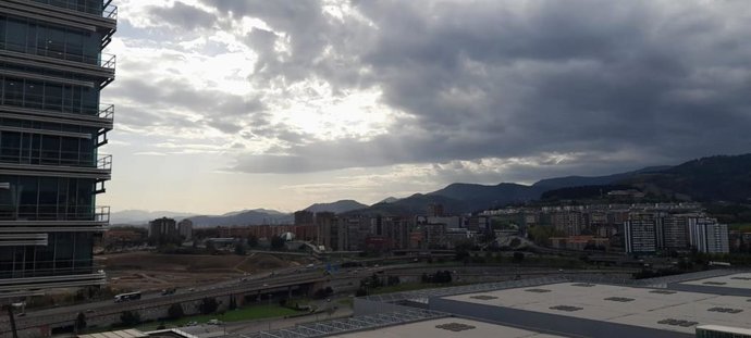 Cielos cargados de nubes en Barakaldo (Bizkaia)