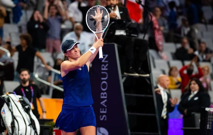 La tenista polaca Iga Swiatek aplaude tras una victoria en las Finales de la WTA 2022