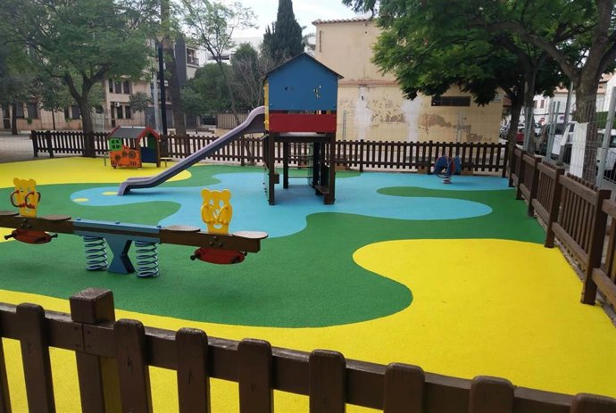 Zona infantil de la plaza Can Llimona, tras la renovación.