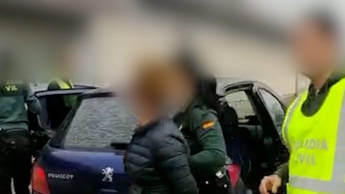 Una de las detenidas por un timo en Logrosán custodiada por los agentes de la Guardia Civil.