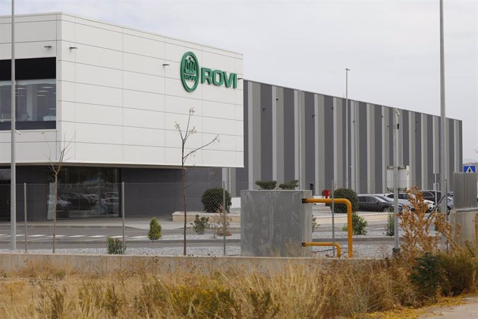 Detalle de la fachada principal durante la visita a las nuevas instalaciones de ROVI, a día 21 de octubre de 2022 en Escúzar, Granada (Andalucía, España). La farmacéutica ROVI ha instalado en Granada una planta para la fabricación de sus productos.