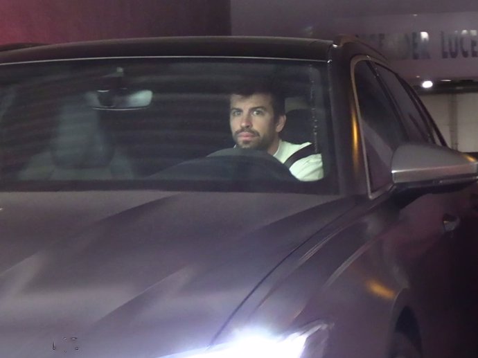 Gerard Piqué, saliendo de su casa en coche
