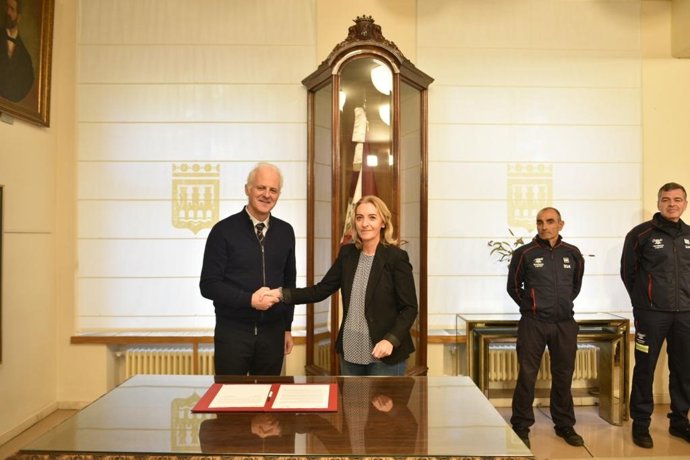 Firma del convenio entre Ayuntamiento y Gobierno riojano para la prestación del servicio de bomberos