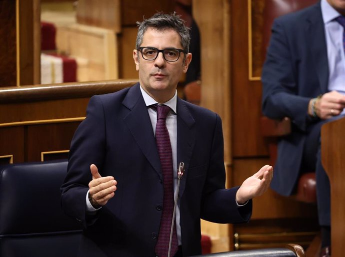 El ministro de la Presidencia, Relaciones con las Cortes y Memoria Democrática, Félix Bolaños, interviene durante una sesión plenaria en el Congreso de los Diputados, a 2 de noviembre de 2022, en Madrid (España).  