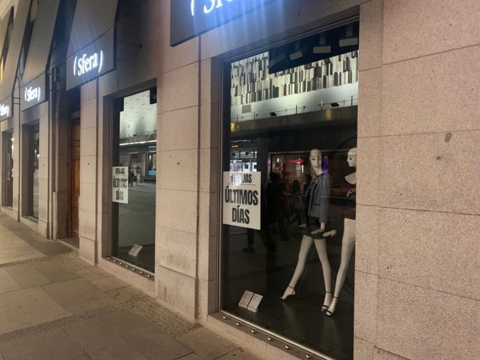 Archivo - Escaparate apagado de una tienda en la calle Preciados de Madrid.