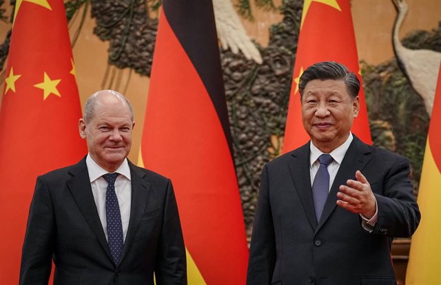 El presidente de China, Xi Jinping (d), recibe al canciller alemán, Olaf Scholz, en el Salón Este del Gran Salón del Pueblo.