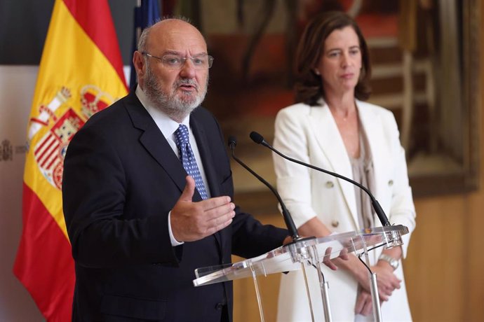 Archivo - El presidente de la Confederación Española de Cajas de Ahorros (CECA), José María Méndez, junto a la presidenta de la Asociación Española de la Banca, (AEB), Alejandra Kindelán.