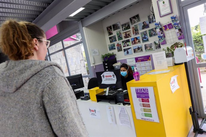 Archivo - Una mujer mantiene la distancia de precaución con una veterinaria en la sala de espera del Hospital Veterinarea en Alpedrete, Madrid (España) a 6 de abril de 2020.