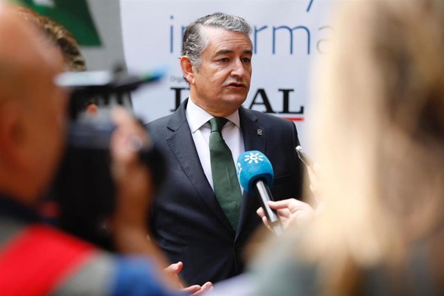 El consejero de la Presidencia, Interior, Diálogo Social y Simplificación Administrativa, Antonio Sanz, atiende a los medios en Granada.