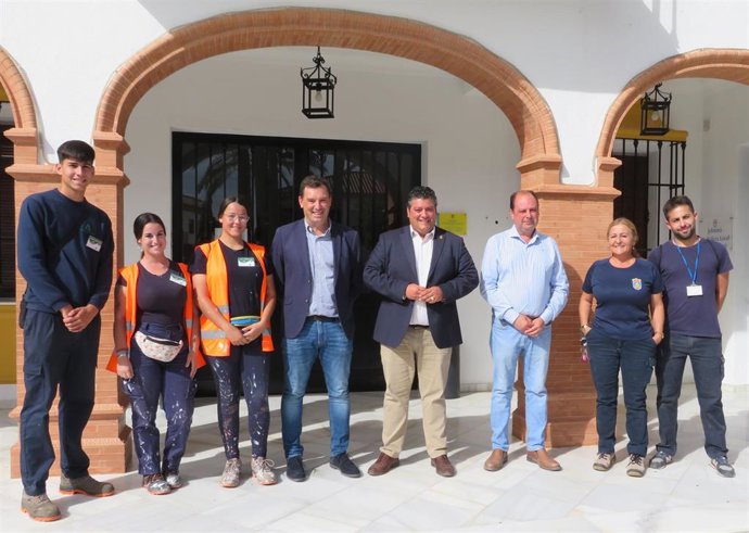 El delegado de Empleo, Empresa y Trabajo Autónomo en Huelva, Alberto Santana, durante su visita a Villarrasa.