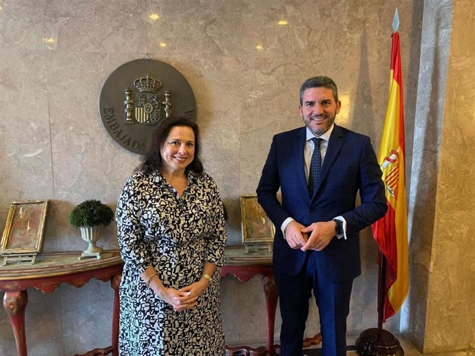 El consejero de Agua, Agricultura, Ganadería, Pesca, Medio Ambiente y Emergencias, Antonio Luengo, durante su entrevista con la embajadora de España en Singapur, Mercedes Alonso