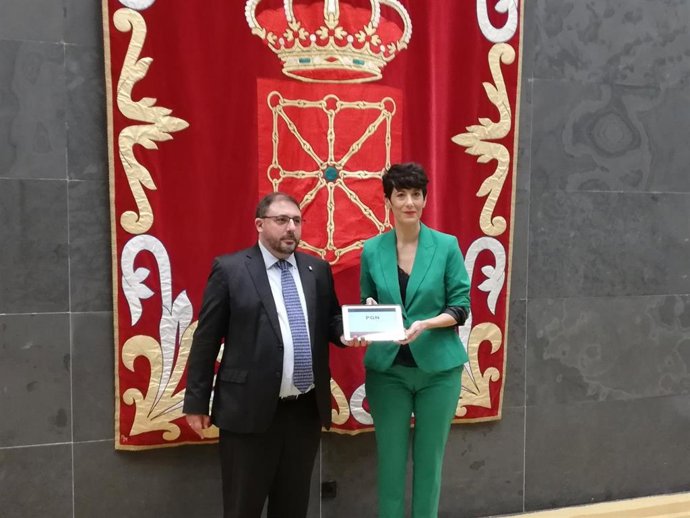 Elma Saiz, consejera de Economía y Hacienda, entrega al presidente del Parlamento de Navarra, Unai Hualde, el proyecto de Presupuestos de Navarra para 2023