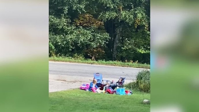 Esta madre deja a sus hijos jugar bajo la atenta vigilancia del perro de la familia