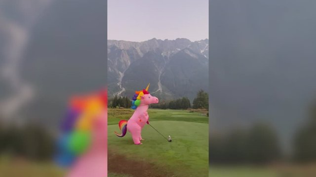 Lo que faltaba por ver: un unicornio y un dinosaurio juegan al golf