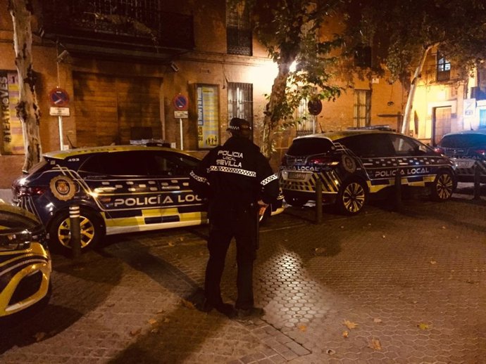 Un agente vigilando los coches patrulla