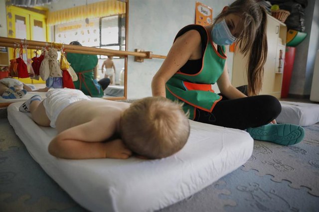 Archivo - Un niño se dispone a descansar en la Escuela Infantil Gloria Fuertes