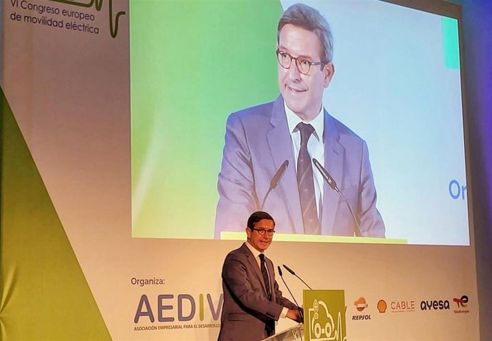 El consejero de Política Industrial y Energía, Jorge Paradela, en la apertura de la segunda jornada del VI Congreso Europeo de Movilidad Eléctrica, organizado por la Asociación Empresarial para el Desarrollo e Impulso de la Movilidad Eléctrica (Aedive).