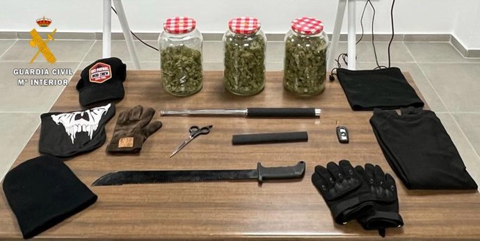 Droga y efectos intervenidos por la Guardia Civil en Herrera de Alcántara