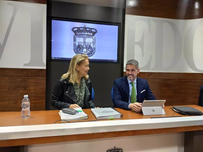 La portavoz de Vox en el Ayuntamiento de Oviedo, Cristina Coto, y el concejal de Vox Hugo Huerta en rueda de prensa.