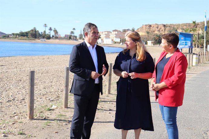 El senador del PP Juan María Vázquez, junto con la diputada regional Inmaculada Lardín y la portavoz del PP en Mazarrón, Alicia Jiménez