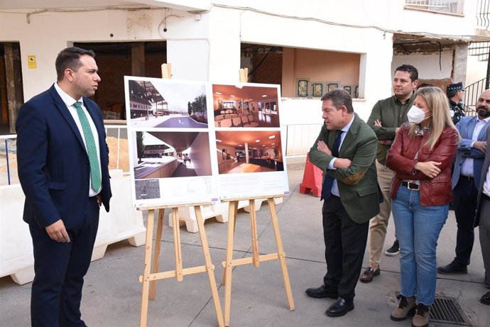 El presidente de C-LM, Emiliano García-Page, visitando las obras de reforma de la estación de autobuses de Tomelloso