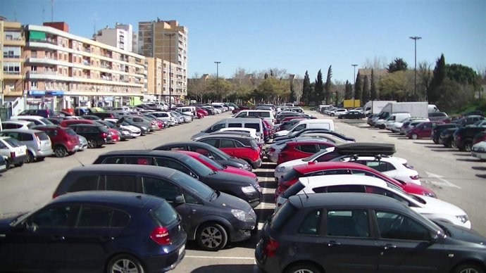 Archivo - Aparcamiento de la calle Embarcadero, en el distrito zaragozano de Casablanca