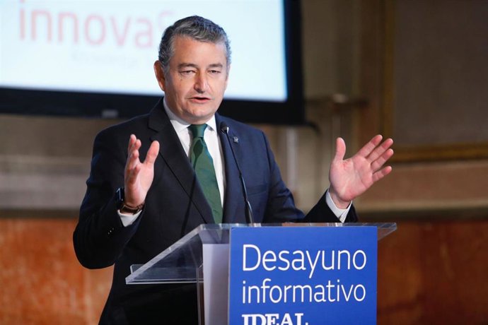 El consejero de la Presidencia, Interior, Diálogo Social y Simplificación Administrativa, Antonio Sanz, en un desayuno informativo de 'Ideal' en Granada.